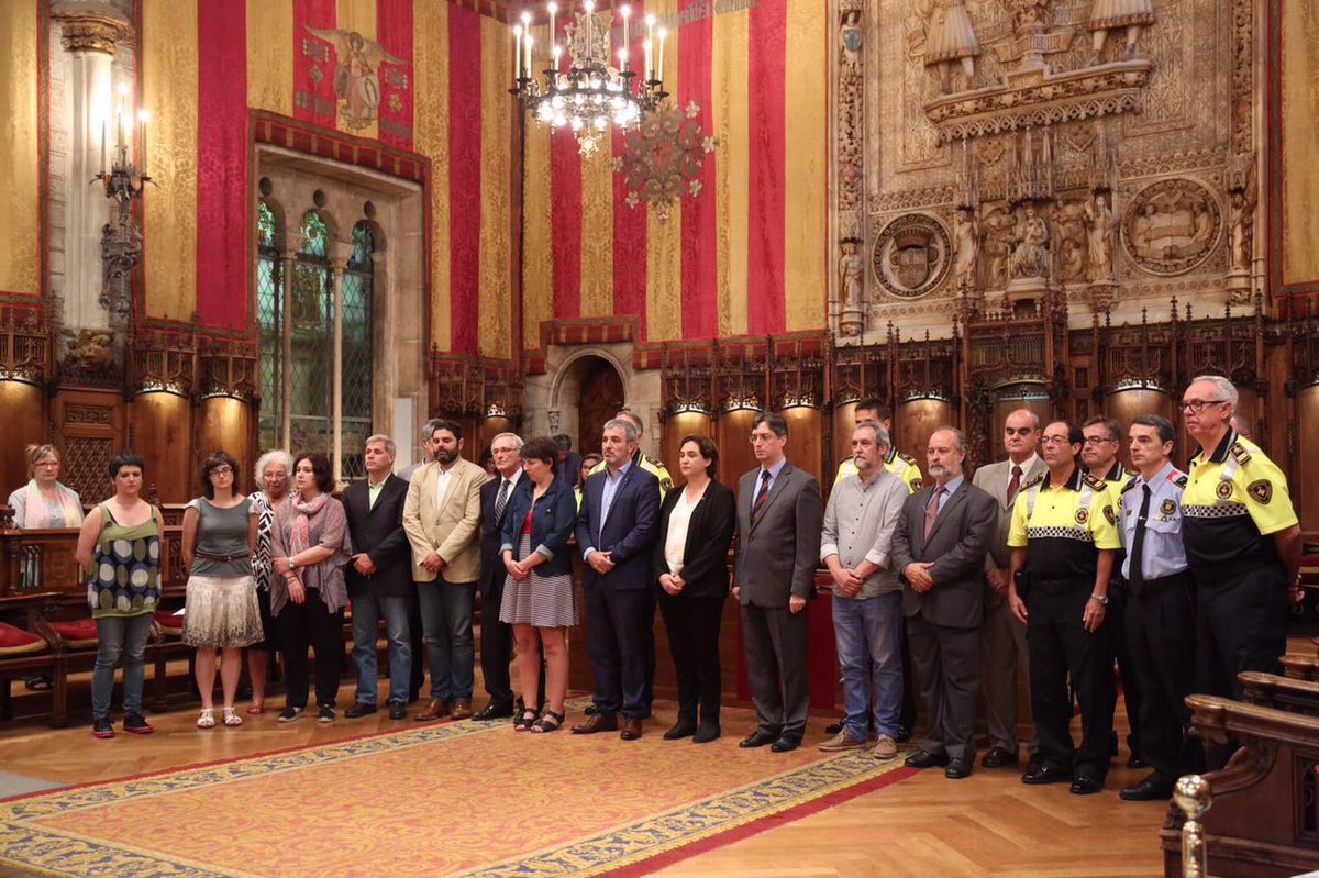 AdaColau's tweet photo. Minut de silenci per condemnar els atemptats a Istanbul. Barcelona amb el poble turc https://t.co/OWG6In7e9l