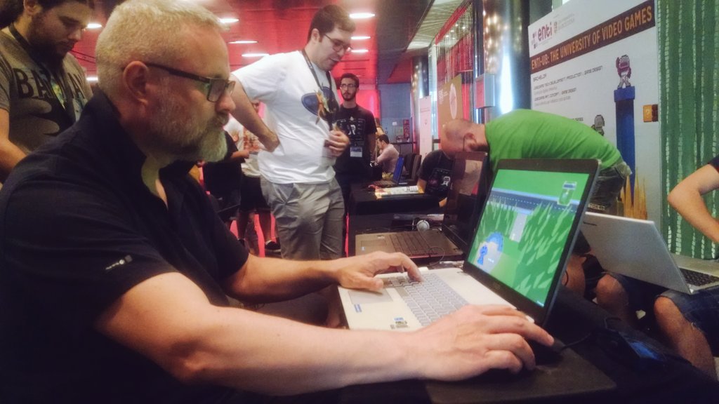 VillAlien's tweet photo. Gonzo Suárez jugando a #VillAlien en la #Gamelab16 @gamelab #gamelab https://t.co/8x5WVDK8Jl