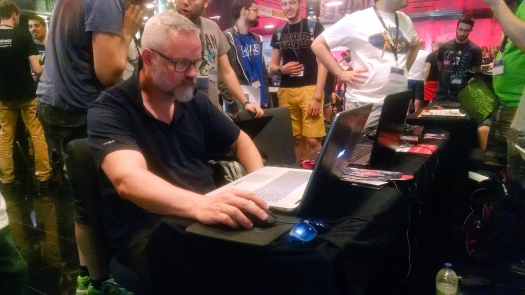 VillAlien's tweet photo. Gonzo Suárez jugando a #VillAlien en la #Gamelab16 @gamelab #gamelab https://t.co/8x5WVDK8Jl