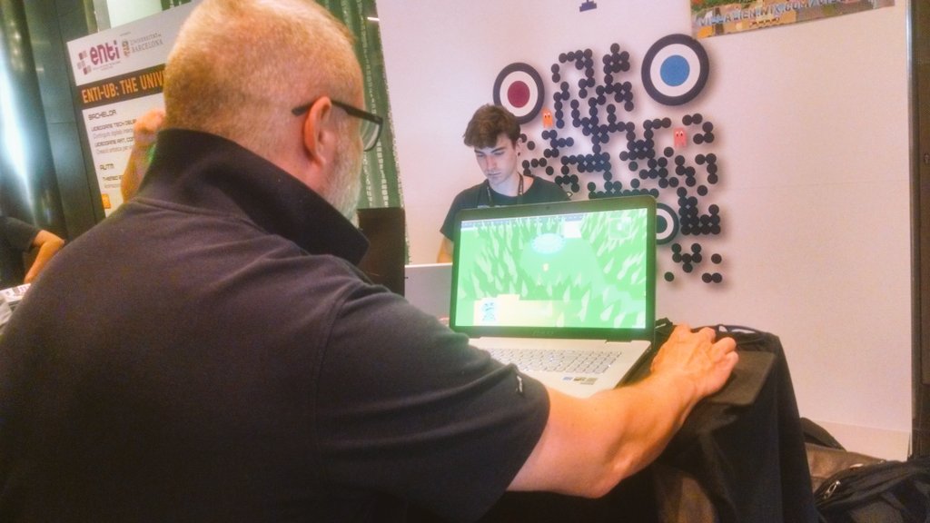 VillAlien's tweet photo. Gonzo Suárez jugando a #VillAlien en la #Gamelab16 @gamelab #gamelab https://t.co/8x5WVDK8Jl