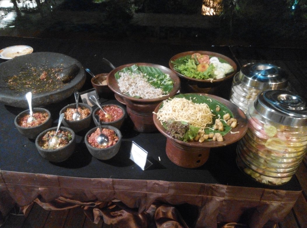 Yang bukber jangan lupa sholat maghrib ya...:)