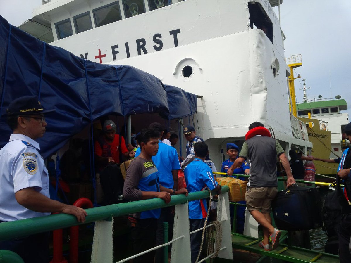 hendro_rek's tweet photo. @banyuwangi_kab @a_azwarnas @ook_surya  Bupati Anas : Selamat kpd para pemudik yg ikut Mudik Gratis via kapal laut https://t.co/JuQj8Ix4JH