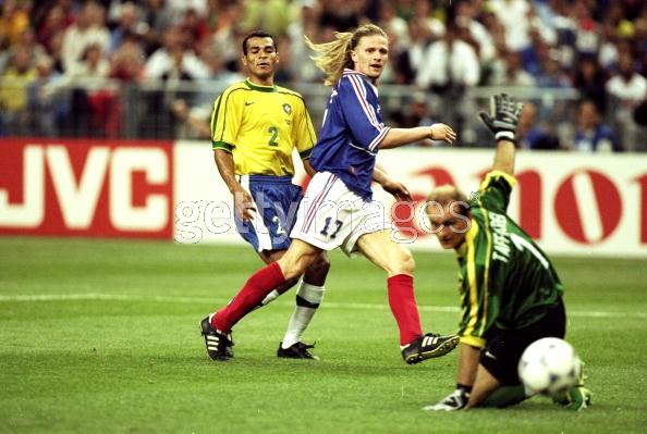 MaFinale_98's tweet photo. Petit arrive des 16,50m, il est lancé seul vers le but brésilien. Il frappe en croisée, évite Taffarel , et BUT!!! https://t.co/RkxgpAIwjq
