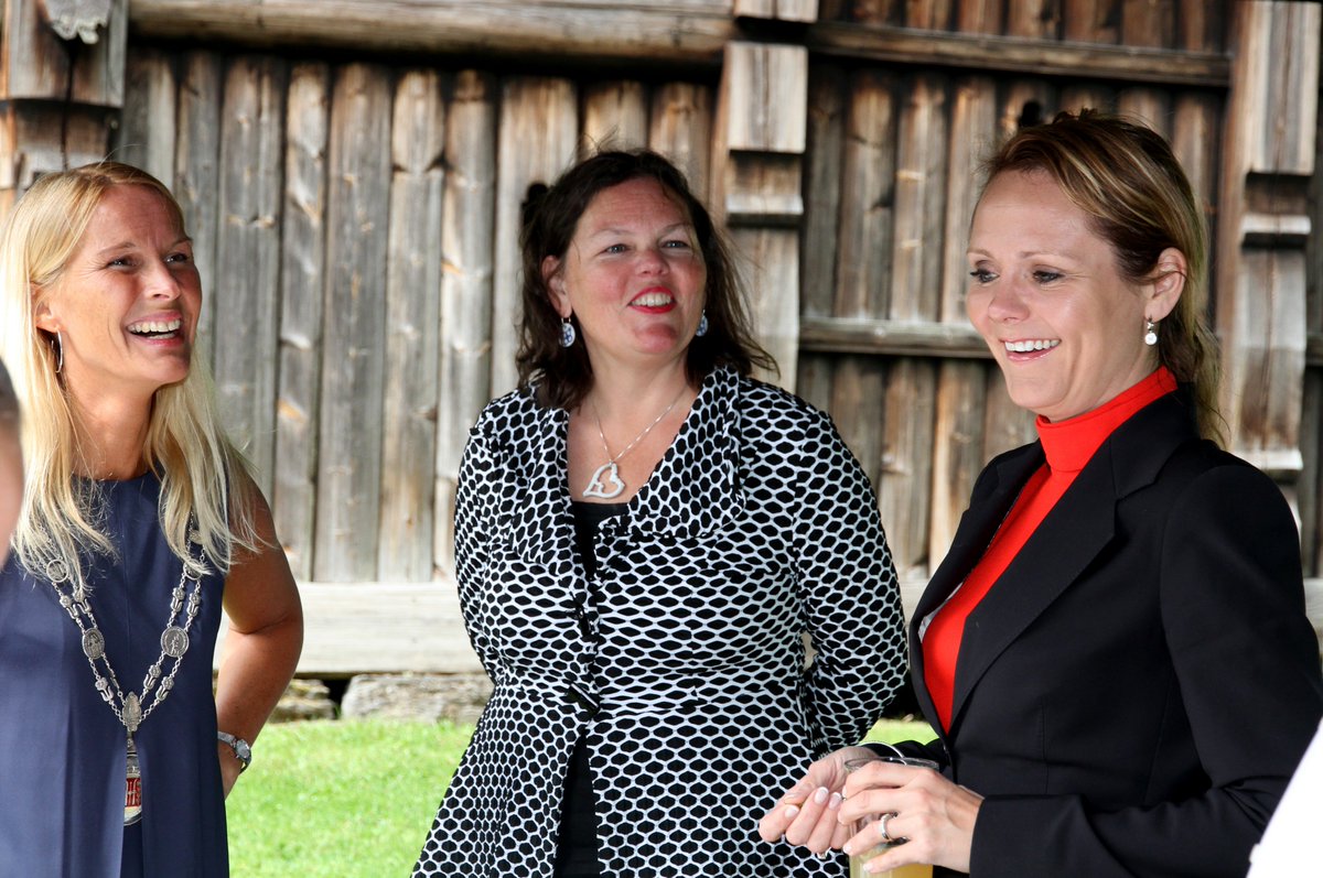 TelemarkMuseum's tweet image. Takk til kulturminister Linda H. Helleland som besøkte Telemark Museum i dag. Lydhør, interessert og penger i lomma!