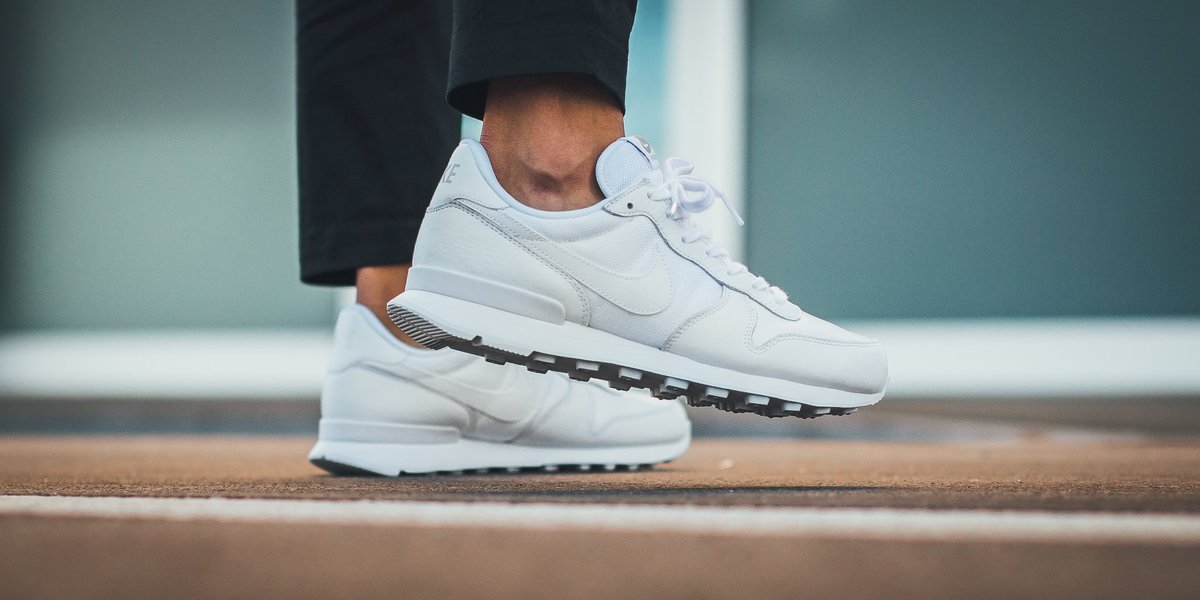 nike internationalist white silver