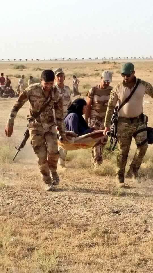 9999aaaa90111's tweet photo. #الصدمة الحشد الشعبي يحمل امرأة كبيرة في السن نازحة  وينقلها لمكان امن https://t.co/AXjEDj14io
