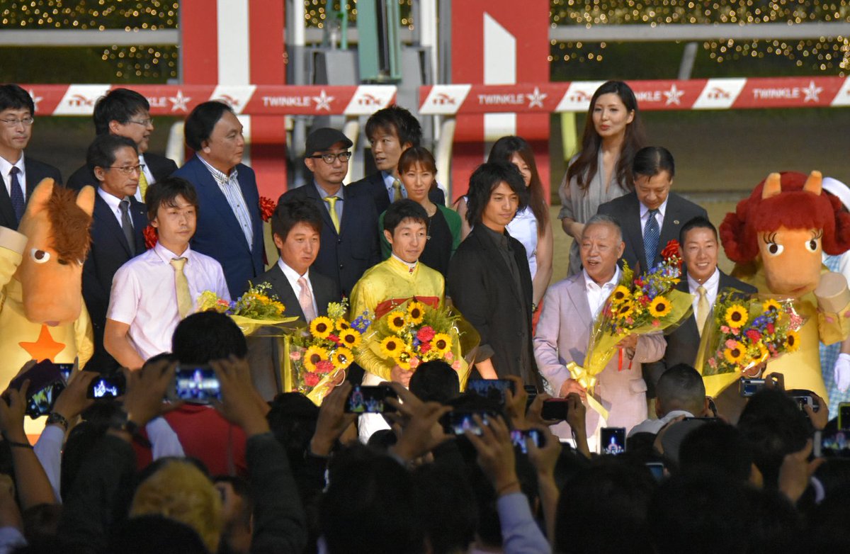 パカパカ工房 第39回帝王賞 Jpn 表彰式 馬主の小林祥晃氏はヒゲを蓄え ちょい悪オヤジ風 プレゼンテーターの斎藤工氏は女性を酔わせ 武豊騎手は男を酔わせる 色気のある三人衆で華やかな表彰式になりました パカパカ工房 第39回帝王賞 Jpn 表彰式 馬主の小林祥晃氏はヒゲを蓄え ちょい悪オヤジ風 プレゼンテーターの斎藤工氏は女性を酔わせ 武豊騎手は男を酔わせる 色気のある三人衆で華やかな表彰式になりました