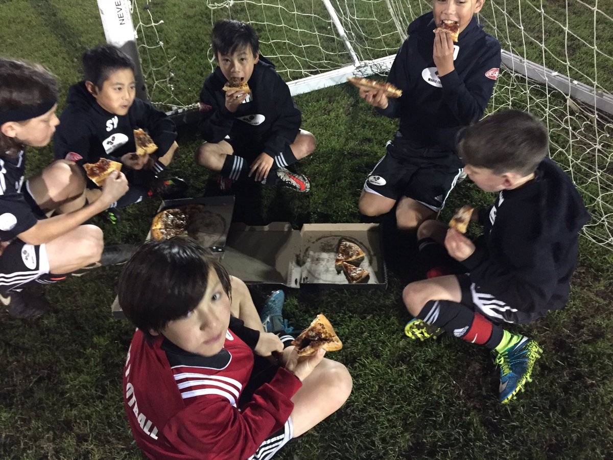 MongoFootball1's tweet photo. End of term! It's pizza time!! Team bonding😜#mongofootball https://t.co/2UbUf7uEx6