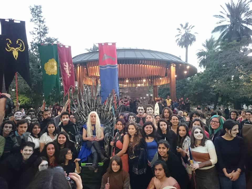 Chileokulto's tweet photo. Estudiantes que participaron en #FlashGoT por la Educación: ¡La batalla entre los vivos y los muertos comenzó! !! https://t.co/zwf13MY7wr