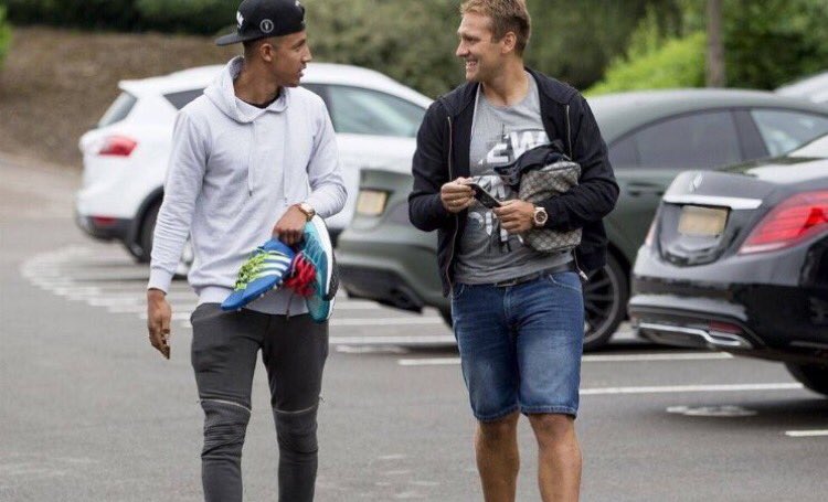 Footballtweet's tweet photo. Four years after being diagnosed with leukaemia, Stiliyan Petrov reports for Aston Villa training.

Inspirational. https://t.co/pDYOKZEZ0o