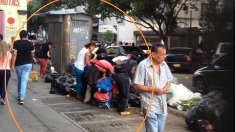 ElNacionalWeb's tweet image. Cerca de Miraflores personas buscan comida en la basura bit.ly/294xQAO