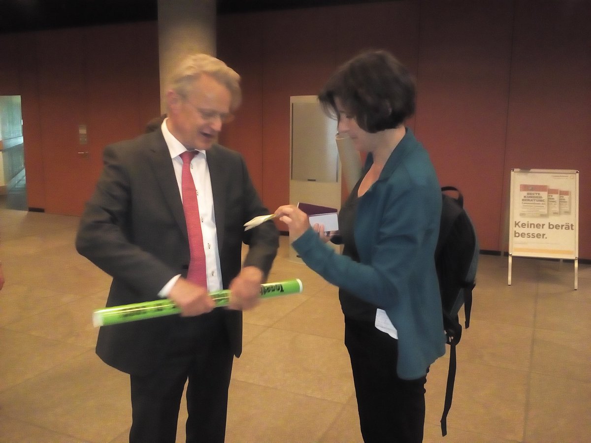 Meneer Jongstad neemt de grootste  zaadbank van Nederland in ontvangst.<a href="/BionextTweets/">Bionext</a>