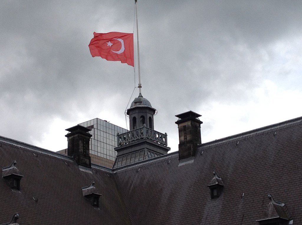 College010's tweet photo. Rotterdam leeft mee met #istanbul  Bgm Aboutaleb heeft bgm Kadir Topbas een brief gestuurd https://t.co/8teMb5xgVz https://t.co/ctpw5TV4Eg