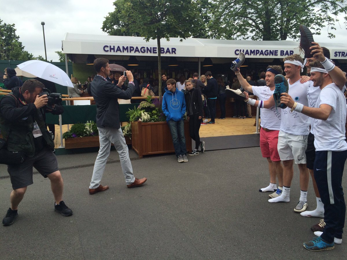 simonmundie's tweet photo. The Sun newspaper taking pics of @TheWillBombs. "We love an underdog" their man says 😳 https://t.co/F0mOv1kaf6