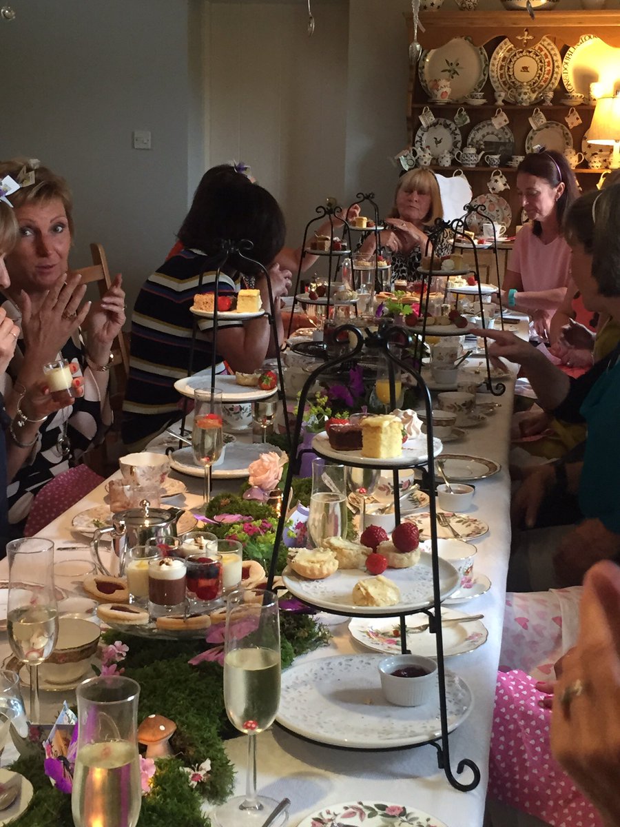 Guest_Dining's tweet photo. Mad hatters tea party event ! #welovedit #fancydress #themed #events #afternoontea 🌺🌸🌷 https://t.co/UnVQodz0DV