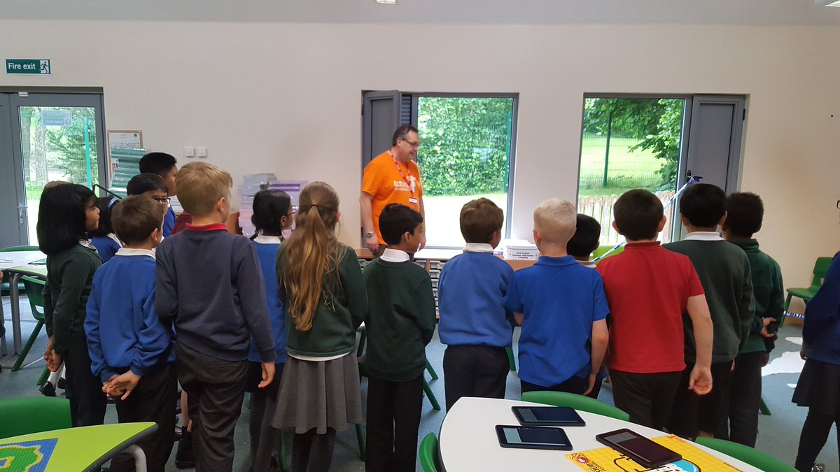 mountford_manor's tweet photo. Session two of STEM @TheCroftPrimary @DrovePriSchool @tregoze @TabletAcademyUK @SoftcatDanRouse https://t.co/IY87leDPGf