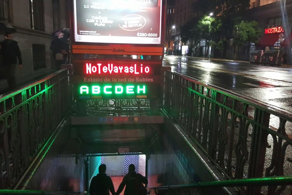 metrodesantiago's tweet photo. Mientras en Argentina tienen un Lio, acá tenemos Bi campeones #ConRespeto https://t.co/95rTMn5b9o