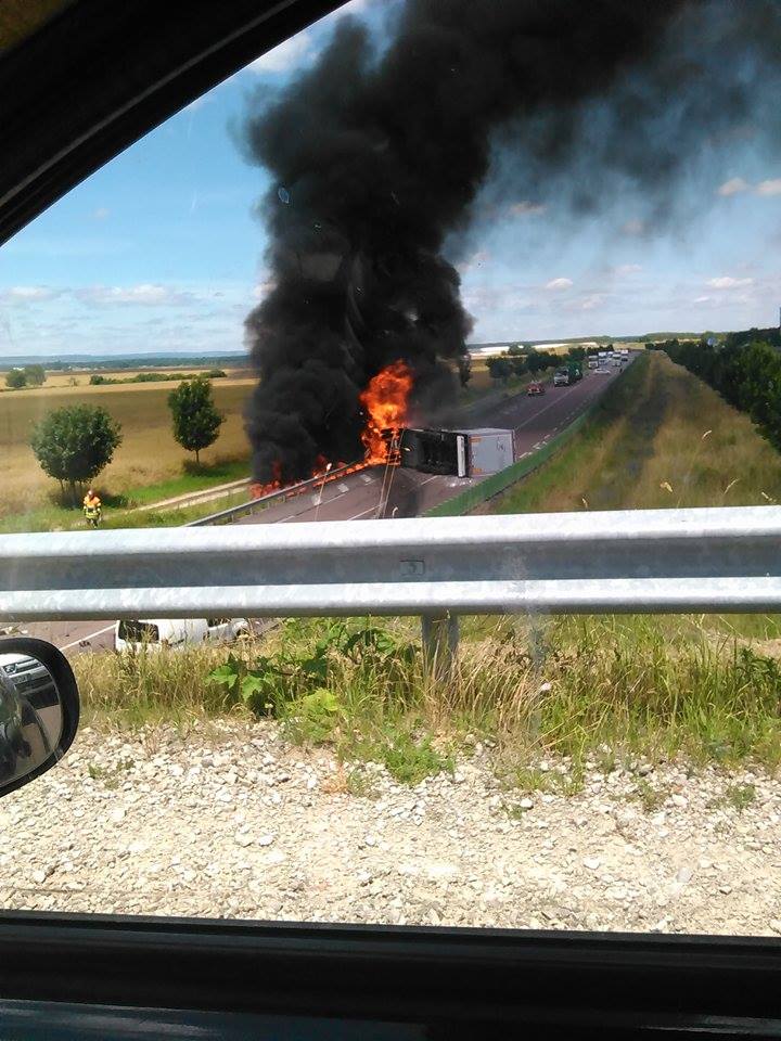 Lebienpublic's tweet photo. #Champforgeuil : un mort dans une collision voiture/camion #Bourgogne https://t.co/TGIWqEdGkJ https://t.co/tAsW0PfKEH