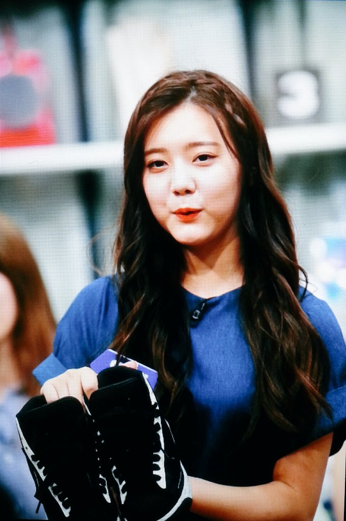 onlyone_kr's tweet photo. 160629 기부티크 #DIA #다이아 #EUNCHAE #은채 @dia_official 저.. 신발 나주면 안되?😋 https://t.co/az00AaQM9T