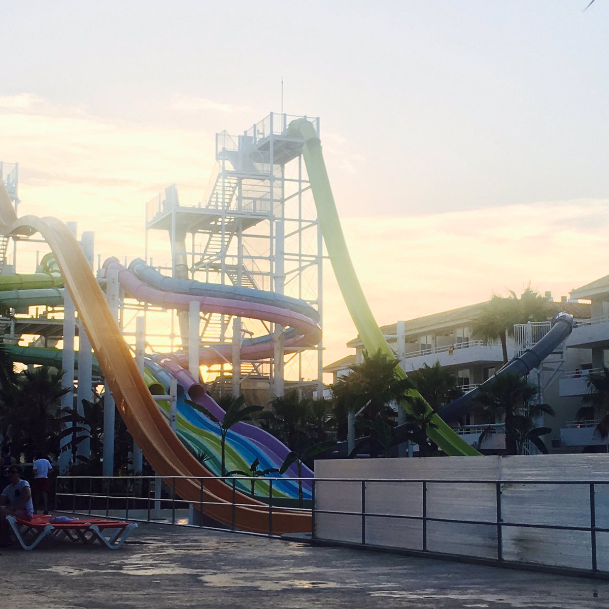 Wer würde sich trauen, von der gelben runter zu rutschen? 😵 ---> like ❤️

Seid ehrlich, ich NIEMALS! 😳😂