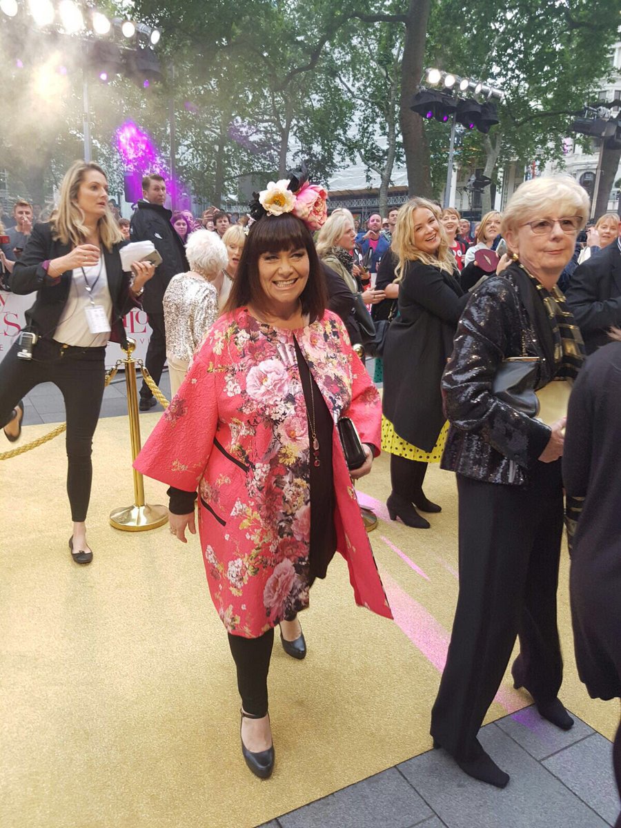 Dawn French looks amazing at the #AbFabMovie premiere at Leicester Square!