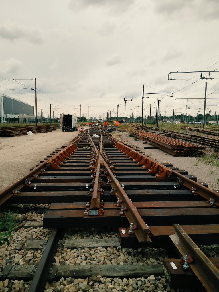 itif_travaux's tweet image. Appareils de voie en cours de montage pour les RAV de Noisy. Rendez vous vendredi à 22h pour le début des travaux !