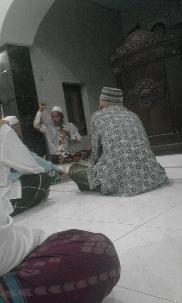 Sholat berjamaah, tarawih &amp; mendengarkan tausyiah Kyai Muqorrobin <a href="/PKBMagetan/">PKB Muda Magetan</a> @kabarPKBjatim @BeritaPKB