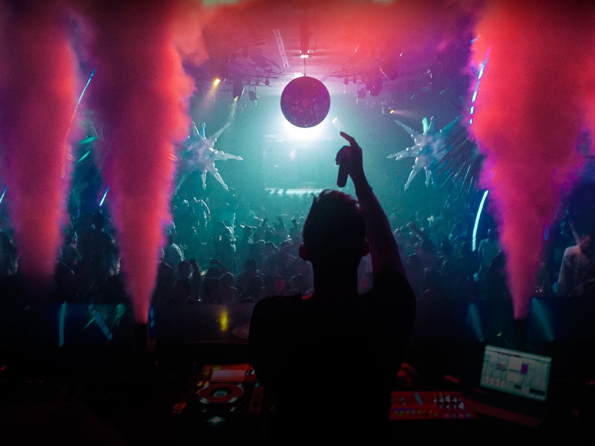 oronightclub's tweet photo. Here's an #OROthrowback from #SpringBreak π₯ππ΄ 3LAU doing his thing at #OROnightclub πΎπ€πΌ #tbt #thursday #picoftheday https://t.co/iI4q2VebKb