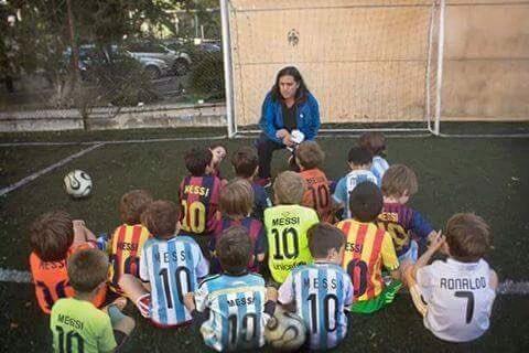 جمعية في الأرجنتين ارادت ان تدعم ميسي ليرجع عن قرار اعتزاله فنشرت هذه الصورة !!!
خرب عليهم الدون 😂😂❤