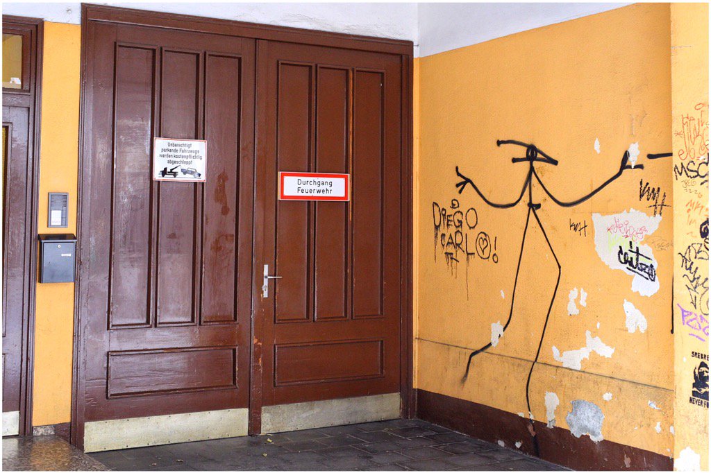 Und rechts im Bild der Altmeister #haraldnaegeli. 
#streetart #streetartdue #duesseldorf