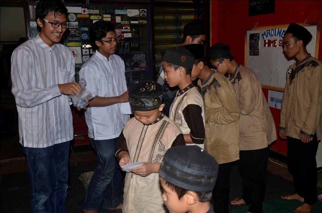 Santunan kepada anak yatim #BUKBER #ISTN #hme_istn