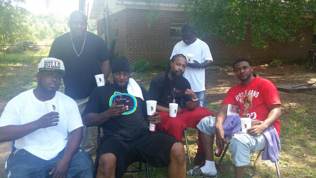 Cet_Distic's tweet photo. #20FootTrillMobCups getting major support from some of my OGS #TakeAShotWithTheMob https://t.co/46NBKqPc4P
