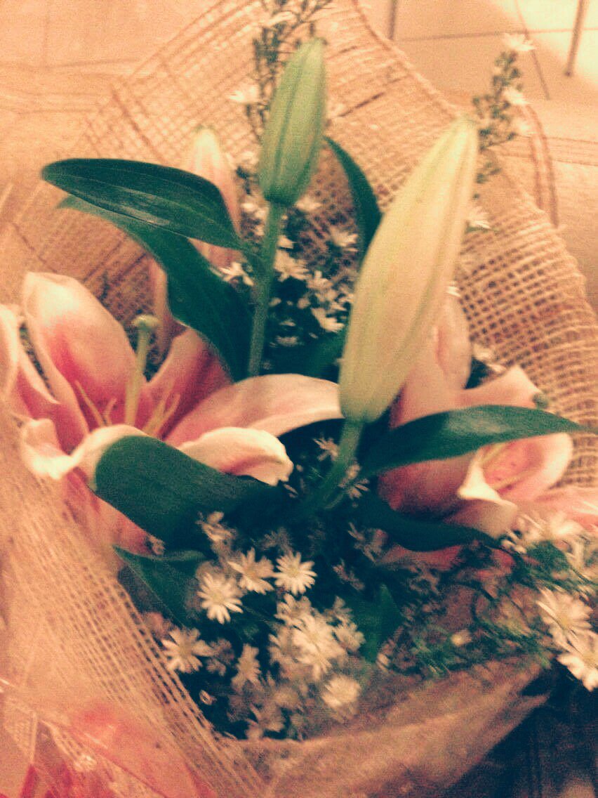 IAmSamKazuko's tweet photo. May flowers na, may kanta pa! #singingdeliverygirl #loveflowers  💓🌼🌺🌷 https://t.co/H75K9mP7dn