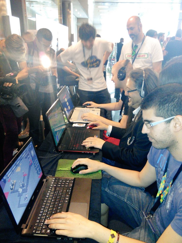 Beaqueen93's tweet photo. Un sonriente John Romero jugando a #VillAlien 😊 #Gamelab16 https://t.co/z9pC9abbgM