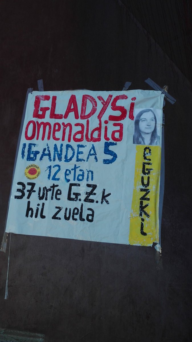 37 años después, su grito contra las nucleares sigue vibrante. Ayer una persona colgó este cartel en El Espolón.