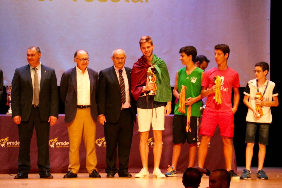 AdesaMalaga's tweet photo. Entrega de trofeos de @JuegosEMDE un gran campeonato y temporada. 
Gracias por el apoyo @plagiser y @HClaReina https://t.co/nmEgMXP8tS