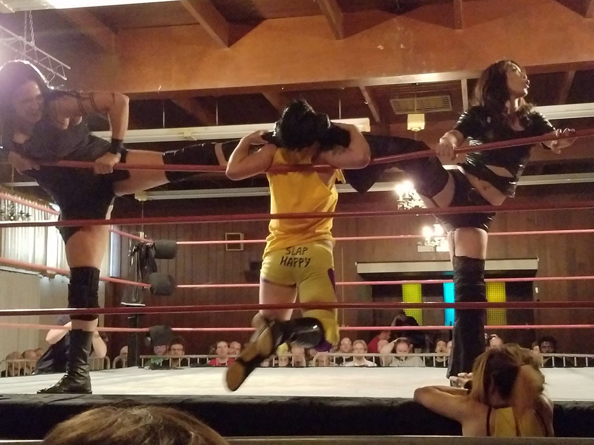 JIrwinNXTFan's tweet photo. #Shimmer85 @ohkayumi & @melaniecruise77 double-teaming @HeidiLovelace https://t.co/EyWUpUpTpv