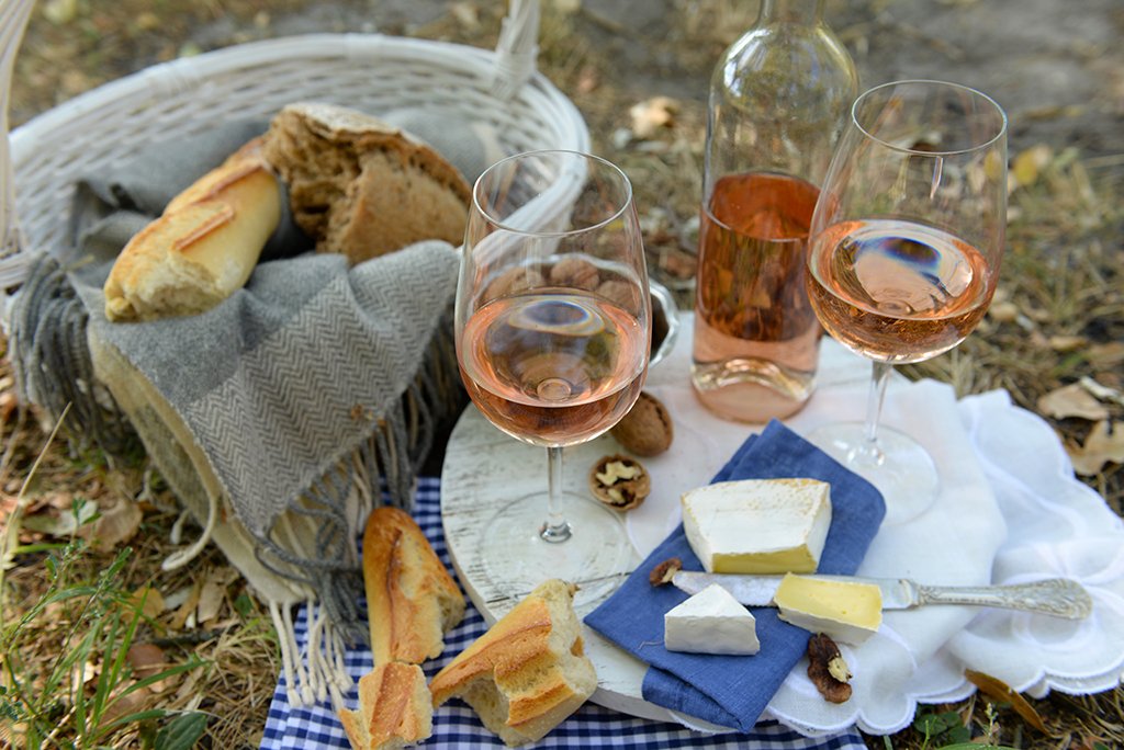 #Henley is the perfect excuse for a top-notch picnic. Time to stock up on #rosé! #summer