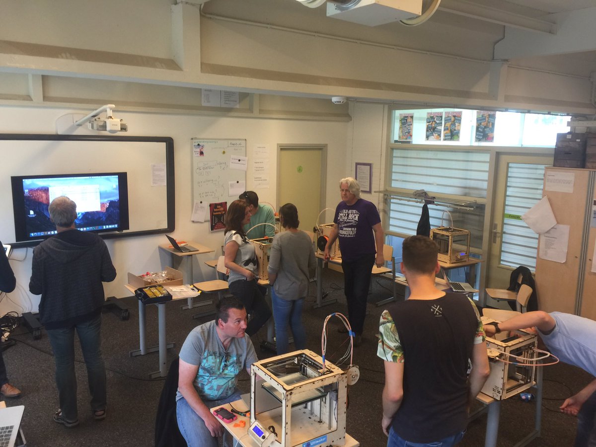 Kennis bijspijkeren m.b.t. de 3D-printer. Er wordt hard gewerkt!
#rolfgroep