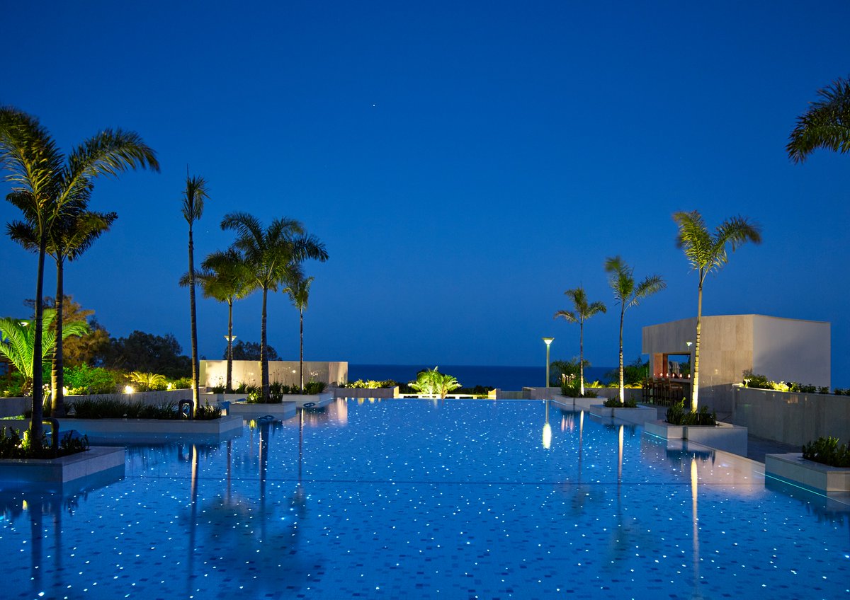 fourseasonscy's tweet image. That magical moment... #adultspool #fourseasonscy