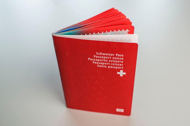 swissinfo_fr's tweet photo. Pourquoi les cantons latins sont plus libéraux en matière de #naturalisation @valentinzuber https://t.co/zzztPyA5Ts https://t.co/SqptUc1o1t