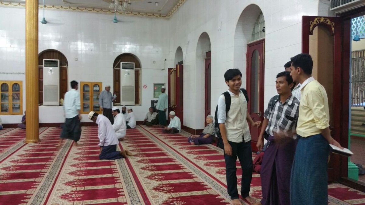 religions4peace's tweet photo. Myanmar Buddhists join Muslims this Ramadan to learn Islamic traditions. #interfaithramadan https://t.co/IFi3I6APLZ https://t.co/tlXK4L874G