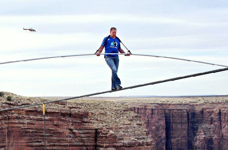 "Ma la vita è questa sembra uno strano gioco da equilibrista..."
