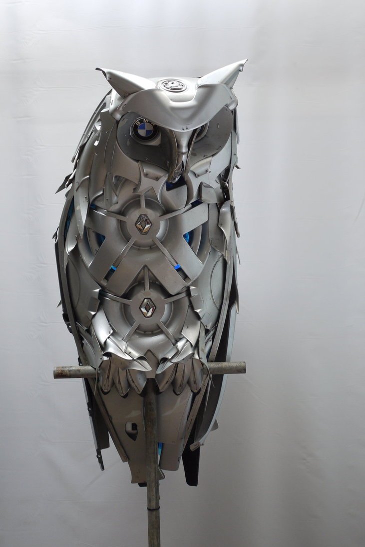 DeviantArt's tweet image. This incredible horned owl is crafted from collected hubcaps and wheel trims. bit.ly/28YVi2L
