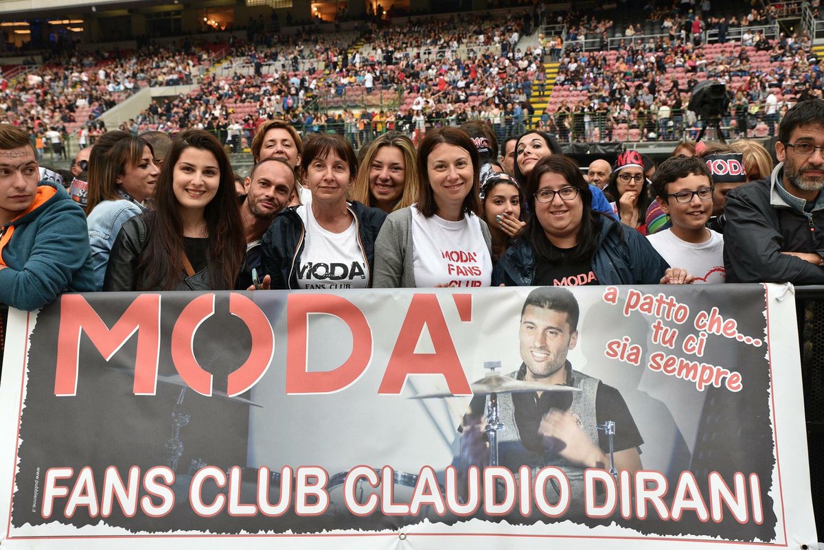 fcclaudiodirani's tweet photo. @claudiodrumm #passionemaledetta #dirani lo striscione in transenna a #sansiro π https://t.co/o1M12gPdBe