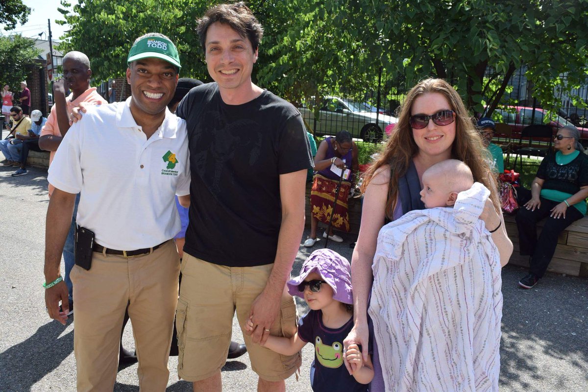 rbett's tweet photo. The side-eye from the dude behind us at the #Ward4FamilyFunDay sunday is epic @fanicyd https://t.co/XCCTGivzI2