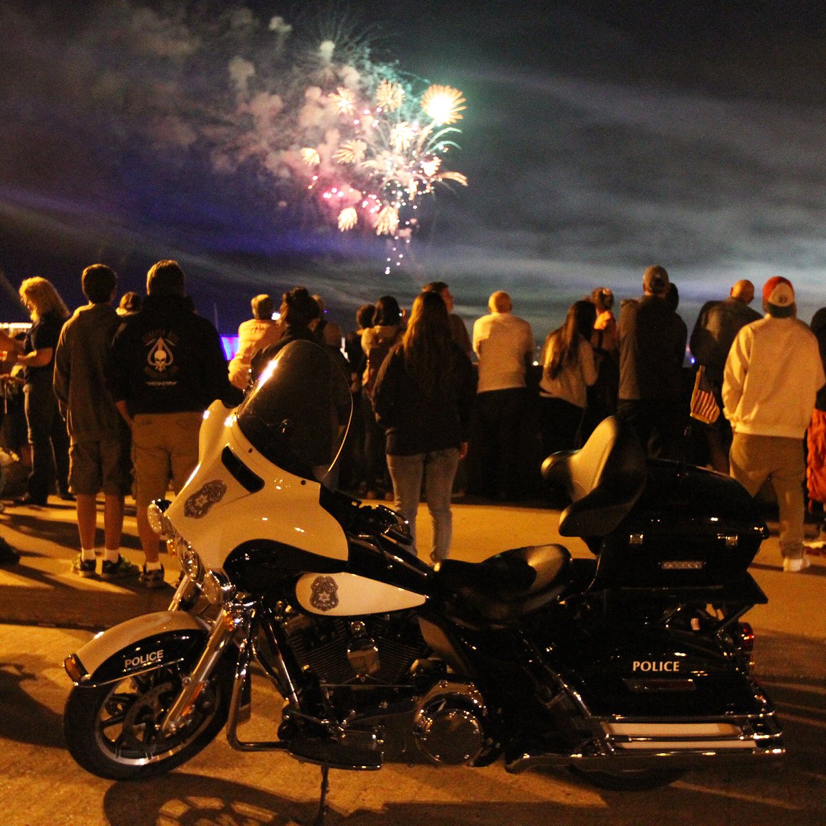 MilwaukeePolice's tweet photo. Ready for the #BigBang? Plan ahead for tonight &amp; all @Summerfest w/ this Get-Around-Guide
https://t.co/k8y5rltVnn https://t.co/aAPWdQVPI9