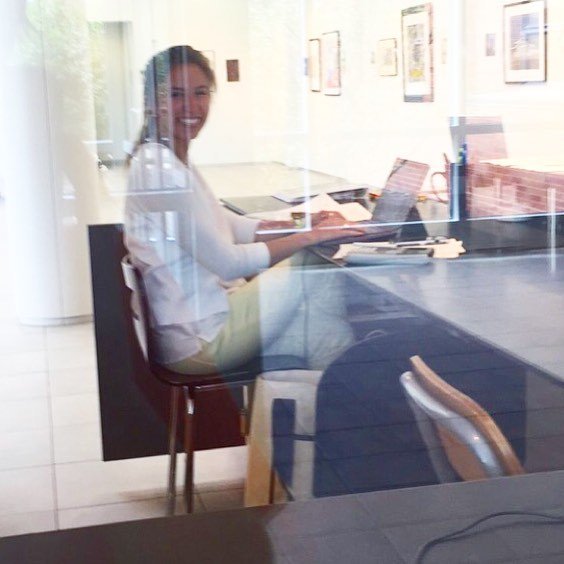 SmilesandSugar's tweet photo. @christinapotter15 hard at work while the tour group passes by #admissionlife #universityg… https://t.co/lMGPK3hXtY https://t.co/1GoPTYuVMx