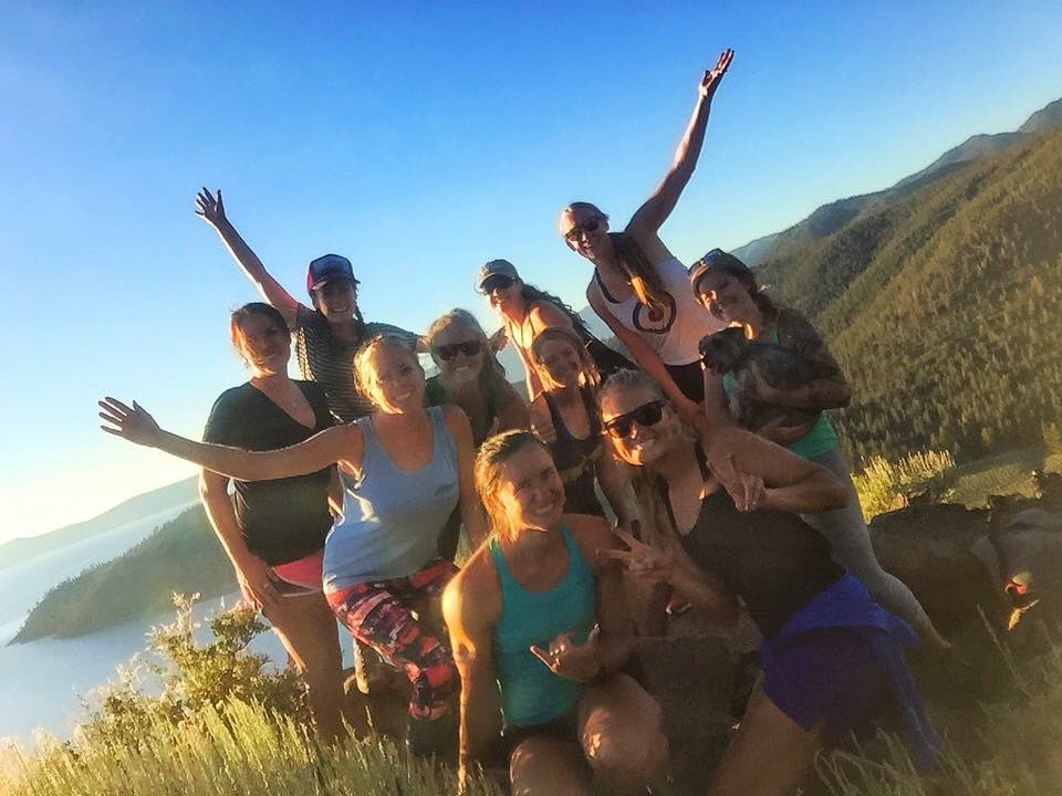Take a hike during your #Adventurette. 💋 

📷: <a href="/summithunnies/">Summit Hunnies</a>