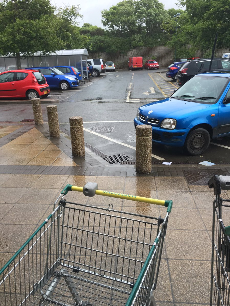 MarcusBlueWolf's tweet photo. The joys of commuting by bicycle. π #wetwolf https://t.co/dlGKOQ409E